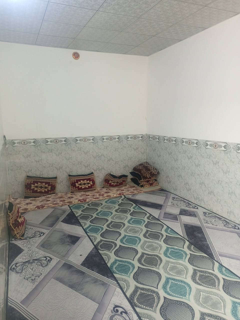 السلام عليكم دار للبيع مساحه 150 غرفتين وصاله ومطبخ واستقبال بنا جديد بنيان ابلوك درجه اولى عكاده البيت مدكوك سقوف المكان طريف نجف كربلاء علا طريق يا علي عمود 134قريب عل شارع ***********
