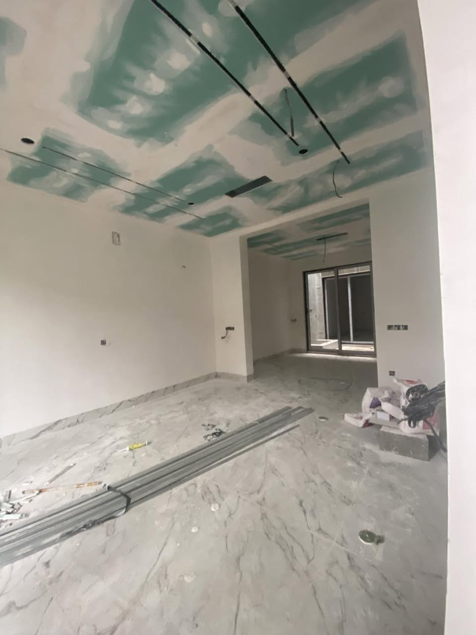 دار للبيع جديد صفر 175 متر واجه 8 متر طابقين معزول مع مشتملين موقع مميز قريب على شارع طريق بغداد بناء نضام تبريد مركزي + نضام سقوف مغربيه  

محتويات البيت/ 

طابق الاول/ غرفتين نوم و هول و استقبال و مطبخ و صحيات خارجيه و داخليه و كراج و حديقه داخلي مع نافوره 

طابق الثاني/ 
لكل مشتمل غرفة نوم و استقبال و مطبخ و صحيات و بيتونه 

الموقع/ طريق بغداد خلف محطة عقبه بن نافع 

السعر/ اضغط الرابط https://t.me/AlFayslrealestate***********/3345 

ملاحضه/ باقي بلبيت تشطيبان نهائيه تسليم البيت كامل بدون اي نواقص 
___________

للاستفسار مراسله الصفحة على 
الرسائل الخاصه 

‌‎او الاتصال بالارقام⬇️📞 
***********
***********

او زيارة ⬇️⬇️⬇️

(( مكتب الفيصل))

📍 كركوك/ نهاية شارع القدس /
(مجمع فلوريا) قرب من مصرف اهلي العراقي 

او 
مشاهده صفحات المكتب على 

(فيسبوك) https://www.facebook.com/profile.php?id=100066592845440&mibextid=LQQJ4d

(تلكرام) https://t.me/AlFayslrealestate***********

(انستكرام) https://instagram.com/al_faisal.iq

 ___
‌‎🏡 الفيصل للعقار_AL FAYSAL 🏡
‏AL-FAYSAL (Real estate & Contracts)

* نستقبل جميع عروضاتكم السكنية 🏠 والتجارية 🏡 بكافة مناطق كركوك
