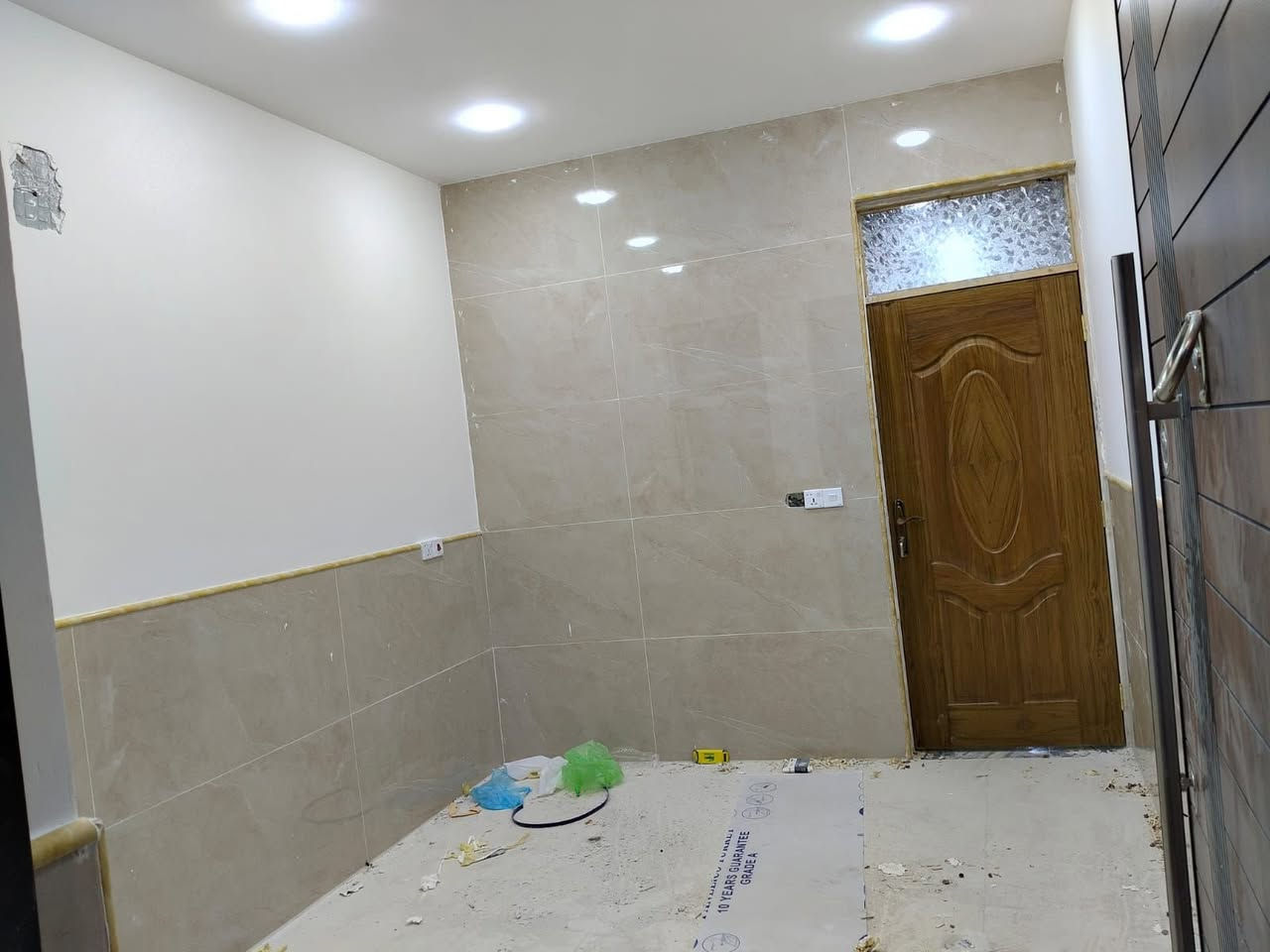 بيت 50 متر لإيجار جديد  الطابق الاول صالة ومطبخ وخدمات 
الطابق الثاني غرفتين وخدمات  مطلوب عائلة صغيرة الكريعات الوقف السني خلف المعارض ***********
