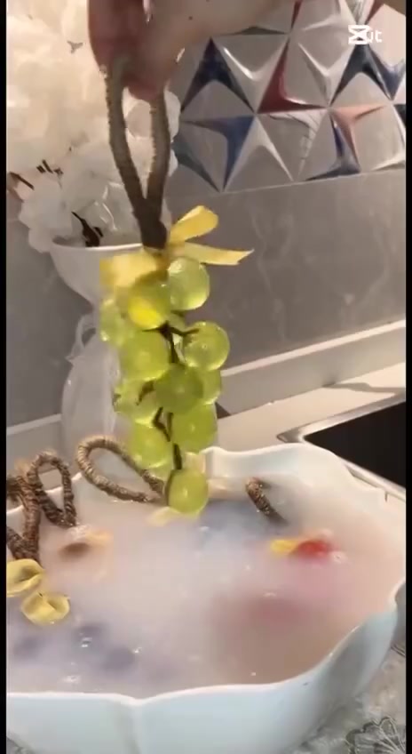 دللي بشرتك بسحر الطبيعة! 🍇✨
وصل الجمال والانتعاش! صابون العنب بتصميمه الفريد وريحتة اللي تاخذ العقل صار متوفر الآن. 
🧼🌸

• 🍇 شكل مميز: يضيف لمسة فنية وجمالية لحمامك.

• ✨ نعومة فائقة: ينظف البشرة بلطف ويتركها ناعمة كالحرير.
• 🌿 مكونات طبيعية: مستخلص بعناية ليعطيكِ إحساساً بالرفاهية.

✅ تصميم يدوي متقن يشبه العنب الحقيقي.
• ✅ رائحة فواحة تدوم طويلاً وتملأ المكان انتعاشاً.
• ✅ متوفر بألوان مبهجة (الأخضر والوردي) لتناسب ذوقك. 🟢💗


**إذا كنت صاحب هذا الإعلان وتريد حذفه لأي سبب، رجاءا أرسل رسالة إلى الدعم الفني**