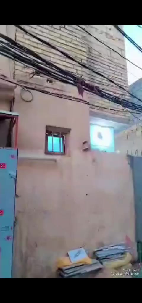 يالله 
بيت 50 متر طابقين

الطابق الارضي طارمه وغرفه وصاله وخلفي ومطبخ 
وصحيات خارجيه وصحيات داخليه 

الطابق الثاني غرفه وصاله  وسطح مفتوح تكدر تبني غرفه 
البيت بورسلين 
البناء طابوك وكونكريت مسلح

سند 25 قرار محكمه بآسمي

العنوان شارع الحر قرب اسواق المائده فرع ابو الدهن 

المدخل الثاني خلف جامعة اهل البيت

عرض الشارع 10 متر 

السعر 57 وبي مجال *********** واتساب
