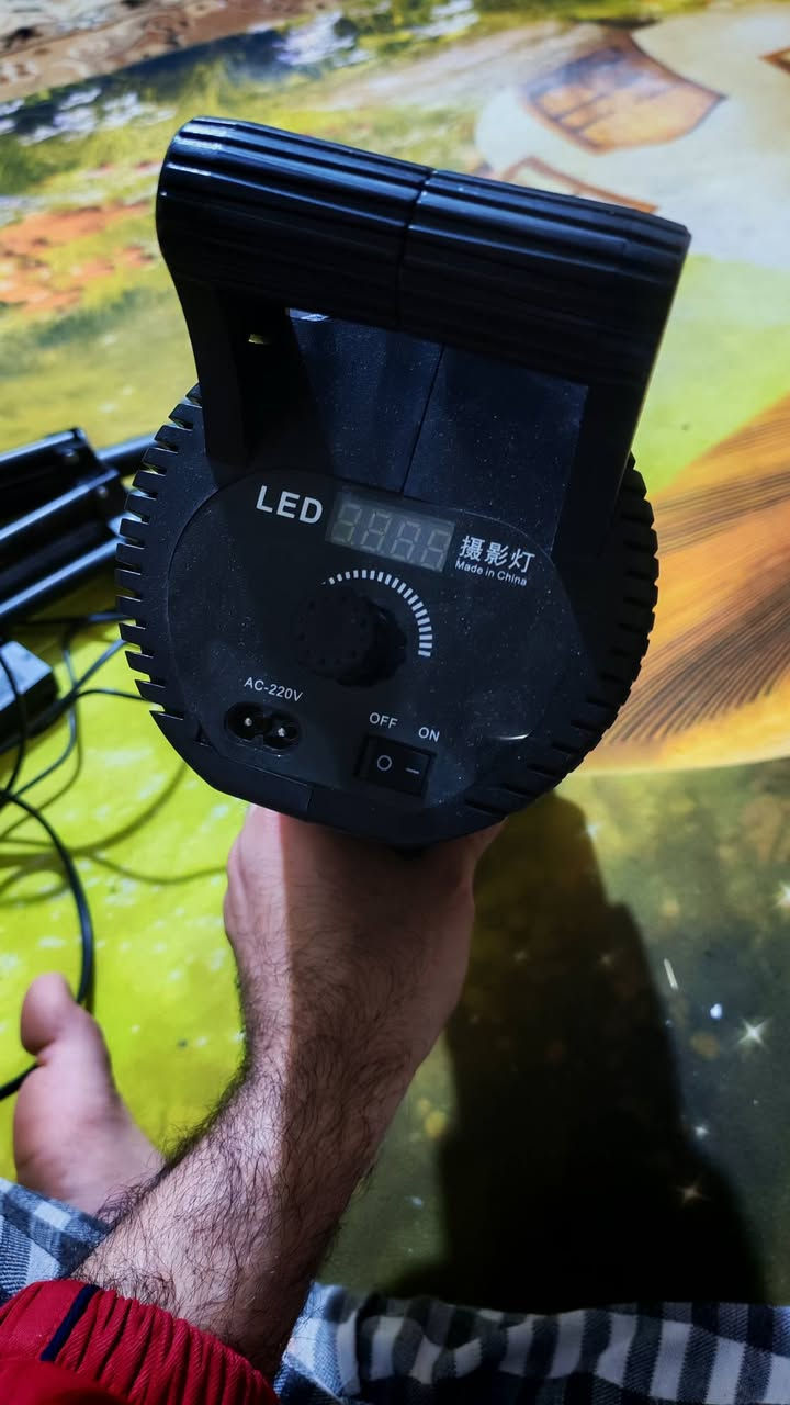 فرصة ذهبية للمصورين وصناع المحتوى للبيع بكج إضاءة كامل نظيف جداً.
​البكج يحتوي:
​✅ كشاف (Snoot Light) COB إحترافي: (لعمل إضاءة سينمائية ورسم نقشات بالخلفية).
​✅ ترايبودات (ستاندات) عدد 2 (كبار).
​✅ كامل ملحقاته: (فلاتر ألوان، أقراص معدنية Gobos، شواحن، وايرات). كهرباء مباشر فقط
​🌟 والعرض القوي: لوحتي إضاءة LED:
​1️⃣ لوحة (لايت پنل) كبيرة: (تاخذ بطاريتين - قوية جداً).
​2️⃣ لوحة (لايت پنل) صغيرة: (تاخذ بطارية وحدة) -> هاي هدية مجانية ويا البكج!
​🔬 الحالة: استخدام قليل جداً، يعني بحكم الجديد.
​💰 السعر النهائي: 175 ألف دينار.
​🚚 توصيل مجاني لكل العراق.
​🛡️ شرط الفحص أمام المندوب قبل الاستلام (افحص وشوف نظافة القطع بنفسك).


**إذا كنت صاحب هذا الإعلان وتريد حذفه لأي سبب، رجاءا أرسل رسالة إلى الدعم الفني**