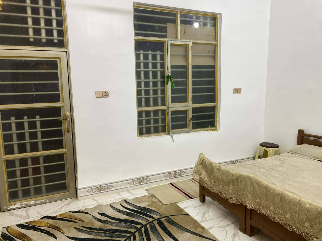 بيت للبيع
المساحة 150م 
سند زراعي 
بناء حديث وغير مسكون إلى الآن 
الموقع حي العباس مقابيل جملون فراس طامره 
السعر 85 قابل للتفاوض 
للاستفسار الاتصال 
***********
