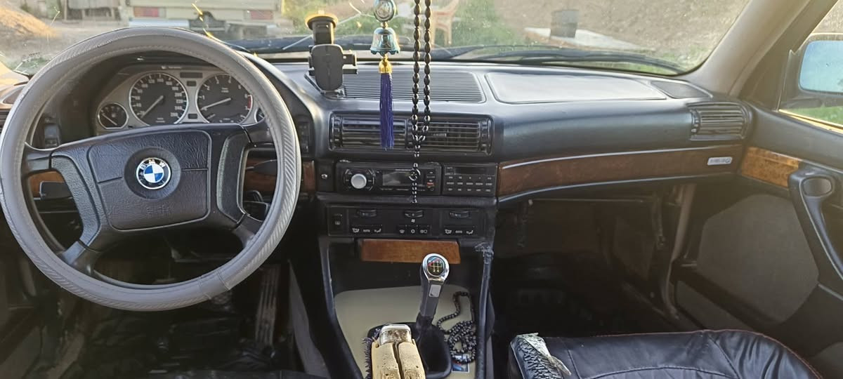 سياره  BMW موديل 1994رقم ديالئ سنويه ماساقطه مكينه كير كفاله كير عادي مكينه 735مفتوح كهربائيات كلهة شغاله حداديه جديده تخم تاير جديد رقمي ***********
السعر 45بيهة مجال مكان السياره ديالى بلاد, صلاح الدين
