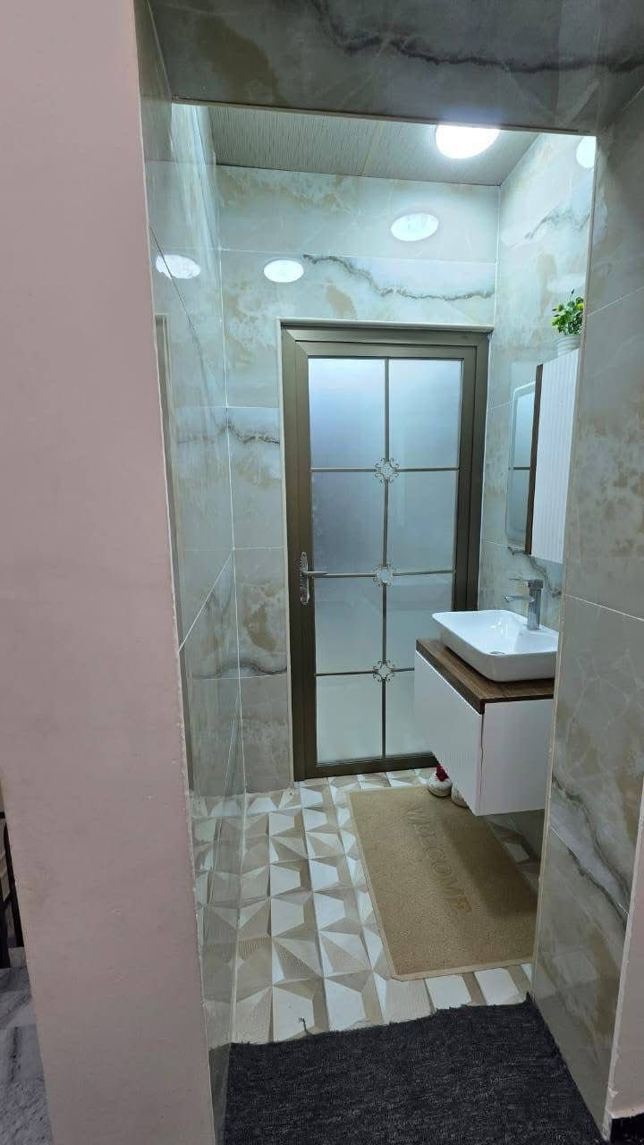 #اسعد_الله_اوقاتكم_بكل_خير👋

توفر دار سكن للبيع طابقين ونص ملاحظه مع جميع الاثاث بل كامل 

بناء حديث طابوق بلكامل والارضيه رفت  سنة البناء 2026

#المساحه 100م مربع

على شارع 10م وركن

جميع الخدمات متوفره

محتويات البيت ⬇️

استقبال

صاله كل طابق وحده

مطبخ

غرف نوم 5

صحيات داخلي + خارجي

وكل طابق صحيات 

كراج

#جنس_العقار : طابو ملك صرف زراعي عراقي سند 25

#العنوان .. البصره حمدان قرب مستوصف حمدان

جميع الخدمات ماي كهرباء شوارع 10 متر

#السعر 165وبي مجال للشراي

#اللاستفسار الاتصال على الرقم 📳***********📳 صادق
