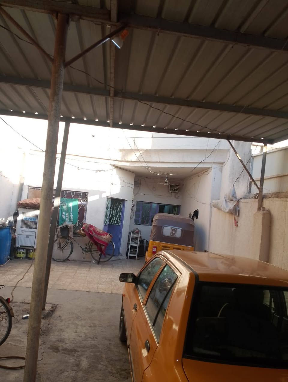 بيت للبيع   بي 3غرف غرفه جوه على شكل سويت و صالة 6امتار و غرفتين و صاله 6امتار فوگ  و بي سطع  و سطح ثاني  الجوه كاشي و كراج و حديقة البيت طابو صرف وجاهز للسكن العنوان حي العامل قرب المول بسعر جدآ مناسب للتواصل او المراسلة ***********
