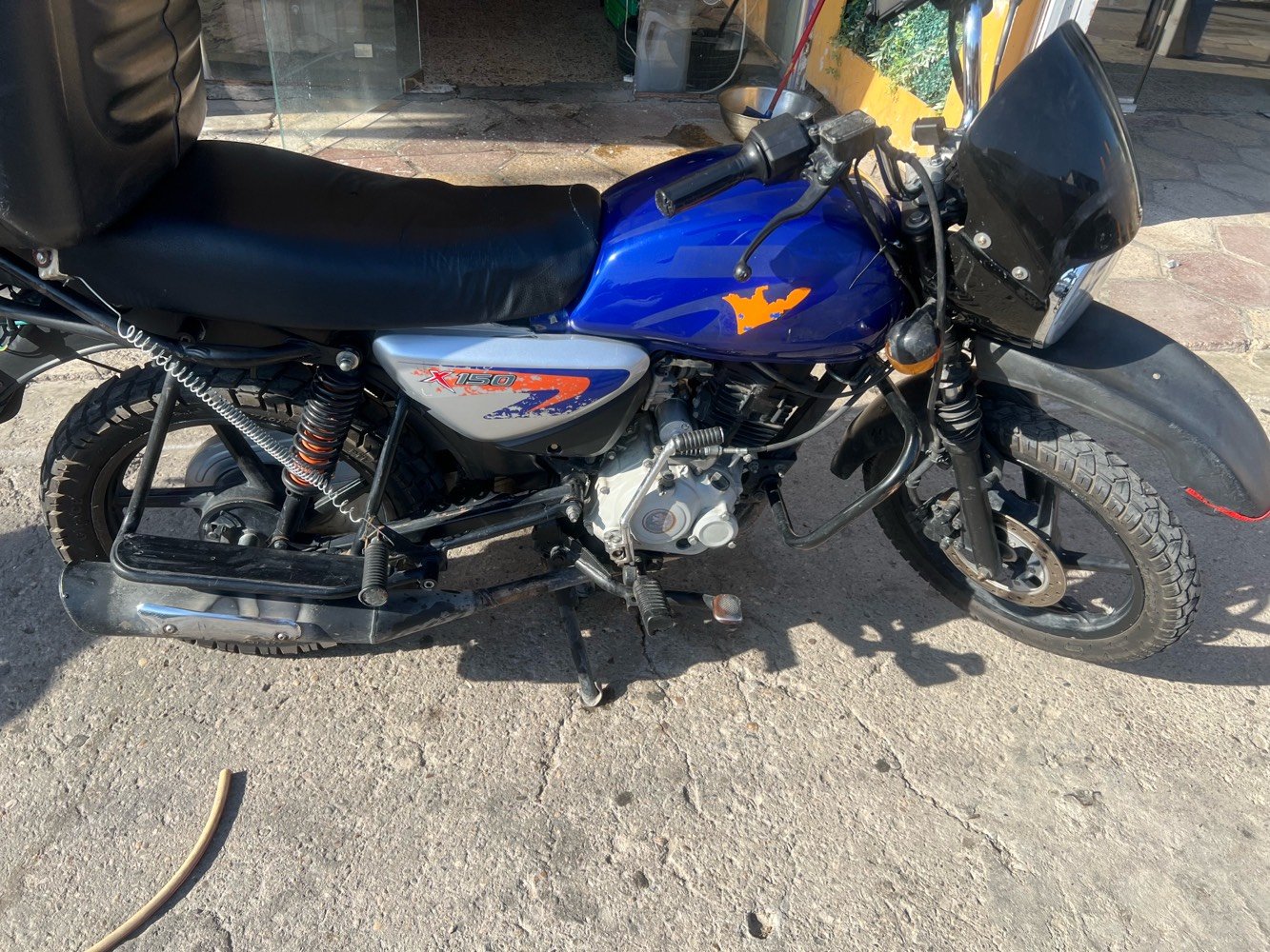 دراجه بوكسر موديل 23 بيه نوقص بصيطه مكاني بغداد بل شعب سعره مليون و300 رقمي ***********
ممكن توضح شنو موديلها بالضبط: بوكسر 150 لو أكو نسخة/سعة ثانية، وكم ماشية تقريباً؟: 
موديل 32 محرك 150 
الاوراق والتمليك/الترقيم كاملة وجاهزة للمعاملة لو بيها ملاحظة؟: 
اوراق اصولي 
النقص البسيط شنو بالضبط؟ وهل المايكنه والقير والكهرباء شغالات تمام 100%؟: 
ما بيه شي 
السعر نهائي لو بيه مجال بسيط للمساومة؟: 
بيه مجال بصيط 