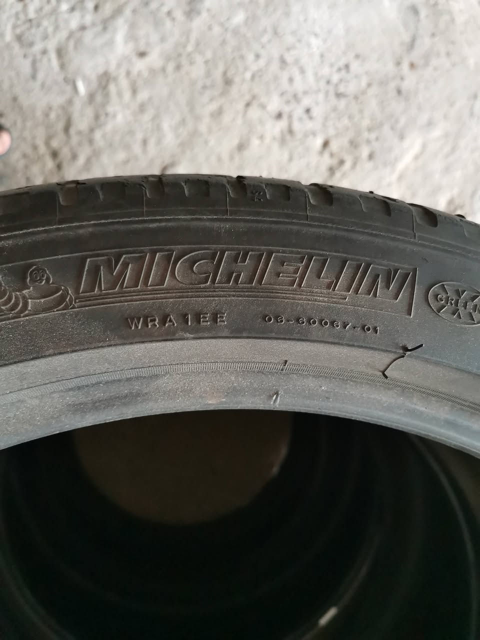 للبيع طقم تايرات قياس 235/40R19 مستخدم نظيف جداً
سعر الزوج  60
​✅ النوع الأول: زوج (2) ميشلان Michelin – المعروف بالنعومة والهدوء ع التبليط 
✅ النوع الثاني: زوج (2) ديماكس Dimax – نقشة ناعمة وقوة تحمل.
​الشرط (كلام ثقة):
🔹 بضمان الفحص: لا عواج، لا نفخة، ولا سيم طاك .


**إذا كنت صاحب هذا الإعلان وتريد حذفه لأي سبب، رجاءا أرسل رسالة إلى الدعم الفني**