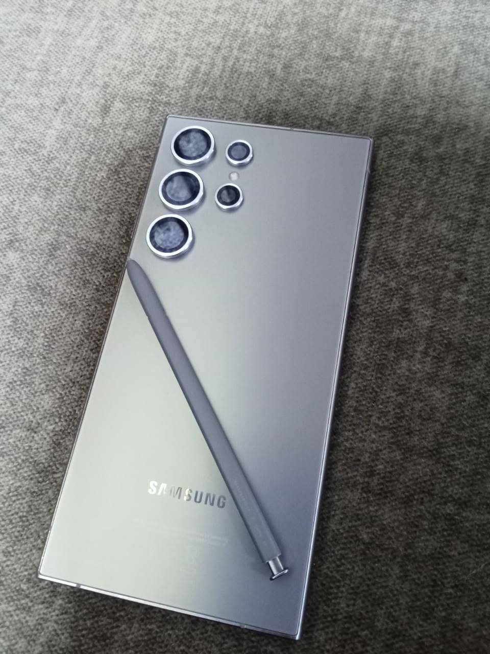 سامسونك S24 الترا نضافته 100% شخطه مابي لحد يكسر بي 950 وبي مجال بسيط مكاني موصل شراي يتفضل خاص او يتصل***********
