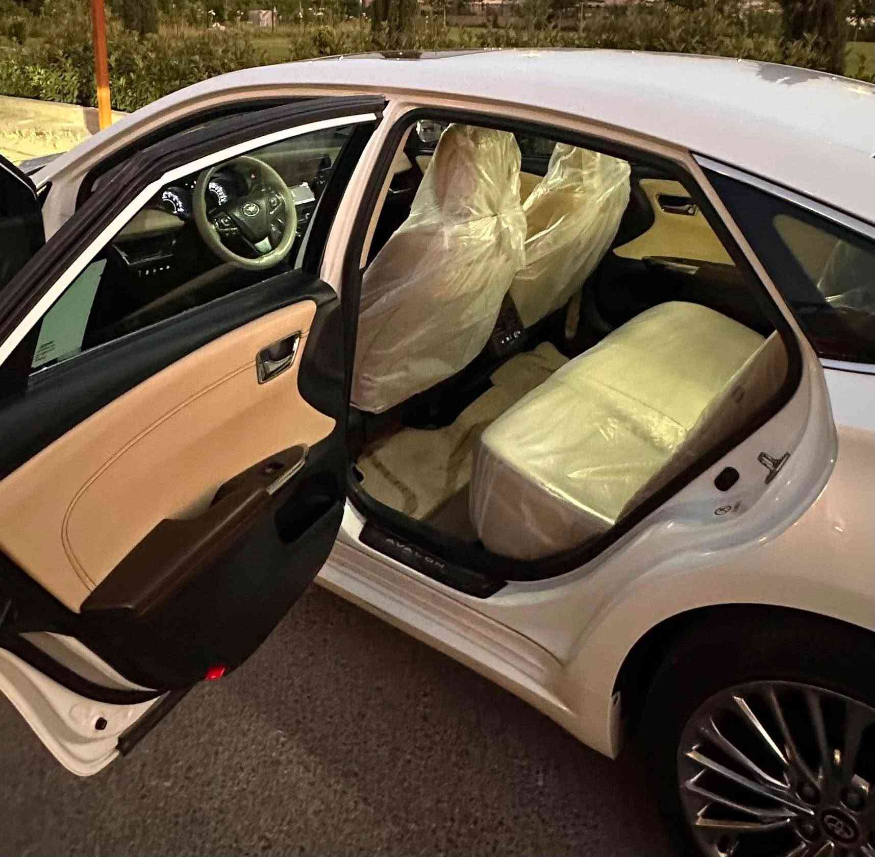 Toyota Avalon 2016 Limited 
فول مواسەفاتی خەلیجی لیمیتد 
سڵاید 
كوشن خەزن 
چوار كوشن سارد و گەرم 
پەردەی  بیلادی 
ئاوێنە كارەبایی 
حەساسی پێش و دواوە 
سێ مۆدی لێخوڕین eco,normal,sport 
سێ جێگای بچوكی تەعدیلە بێ سبوغ 
١٧٦هەزار كم ڕۆیشتووە
 
*********** واتساپ أربيل, العراق
