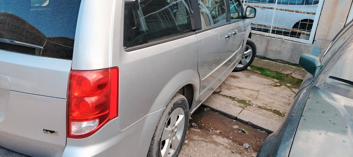 دوج كرفان موديل 2012 رقم دهوك بدون حادث بيها جاملغ الامامي جهت النفر بخ بدون داخل شرط مع طخة بسيطة باب النفر واضحة بل الصورة
ايربك سليم شركة وباقي السيارة مكفولة
كير ومحرك شرط بلادي أبواب ميكانيك جامات 6 كهرباء شاشة قلاب تبريد مركزي  3 قطع كشنات بلع تحكم استيرن جهتين صدر أمامي خلفي نظيف تايرات جديدة 
السيارة موجودة في دهوك 
السعر  125$ ومجال  بسيط
***********
***********
