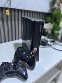 اكس بوكس 360  يدتين نضيف ماداخل تصليح بي 40 لعبة كلهن حديثات  07836266...