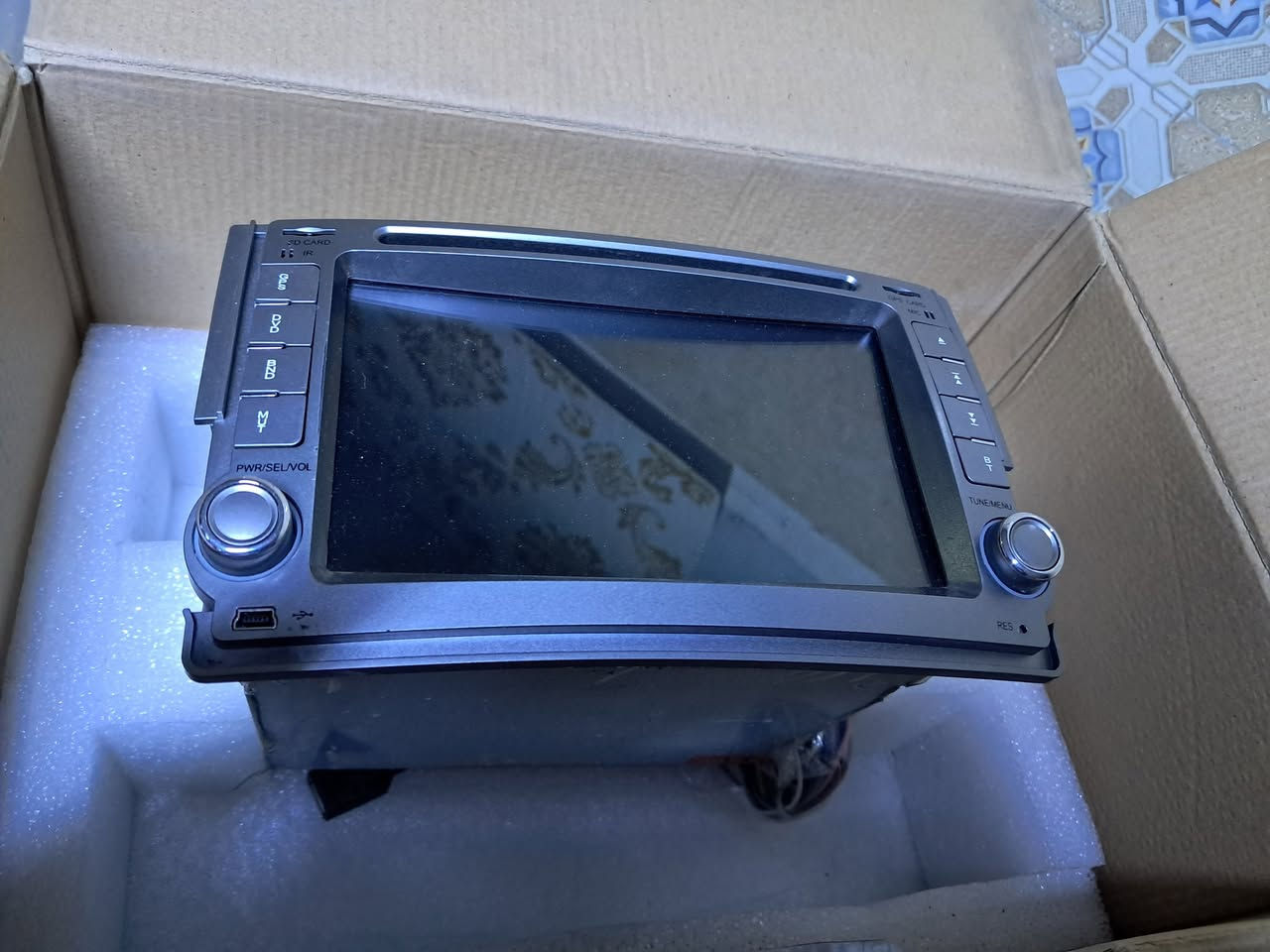 وصلت شاشات ستا ركس الاصليه بدون ماتلغي اي شي ولاتحور جيب وشد المواصفات 
ديفيدي 
انترنت اندرويد
راديو 
بلوتوث 
تحكم س
كاميرا خلفي
بدون اي تحوير فيش جيب وشد سعر ٨٠ الف فقط 
***********
