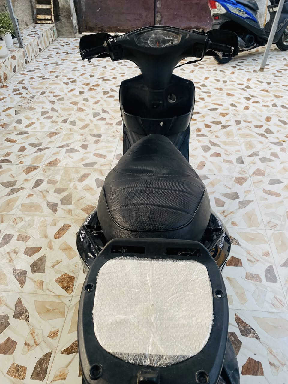 سلام عليكم 
حبايب دراجه ادرس ياباني للبيع 
كهربائيات كلها شغاله كلوب زنون 
تايرات ووياله جدد اصلي مو تجاري 
محرك مفتوح ولفات وبستم قبل سبوع بعدها حته ما مفيلسه 
نوزل جويتر خير من الله 
دراجه مصروف عليها ومتعوب عليها بنفس الوقت 
نضيفه كلش 
كشرها شوف العين نضيف 
نقص فقط شاشه مال الكيج بانزين 
دراجه احله من الصور ومن صورتها بدون غسل 
مكاني زويرجات 
سعر خاص او اتصال وتدلل 
*********** 
ملاحظة: كلشي وسعره وشتريد موجود بسوك
