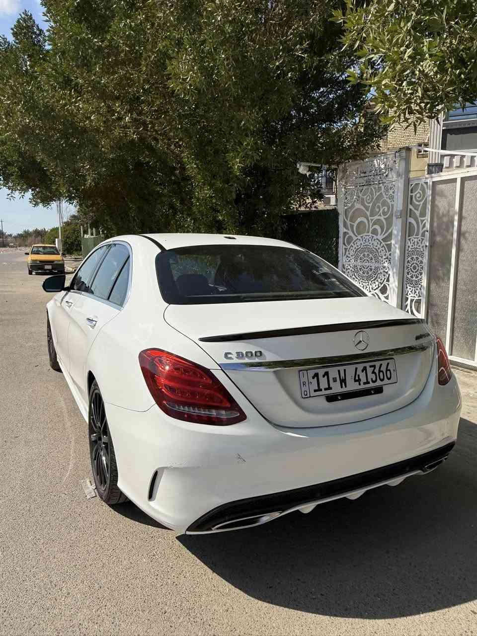 السلام عليكم
مارسدس 
C300
Model. 2018 
فول مواصفات 
فتحه
جلد مواصفات معروفه
(حادثه قطعتين بنيد وجاملغ مبدل نفس لون
بدون ايرباك
سعره ٢٣٥ ورقه سياره جديده
مكانه بغداد
للاستفسار 
*********** واتس
