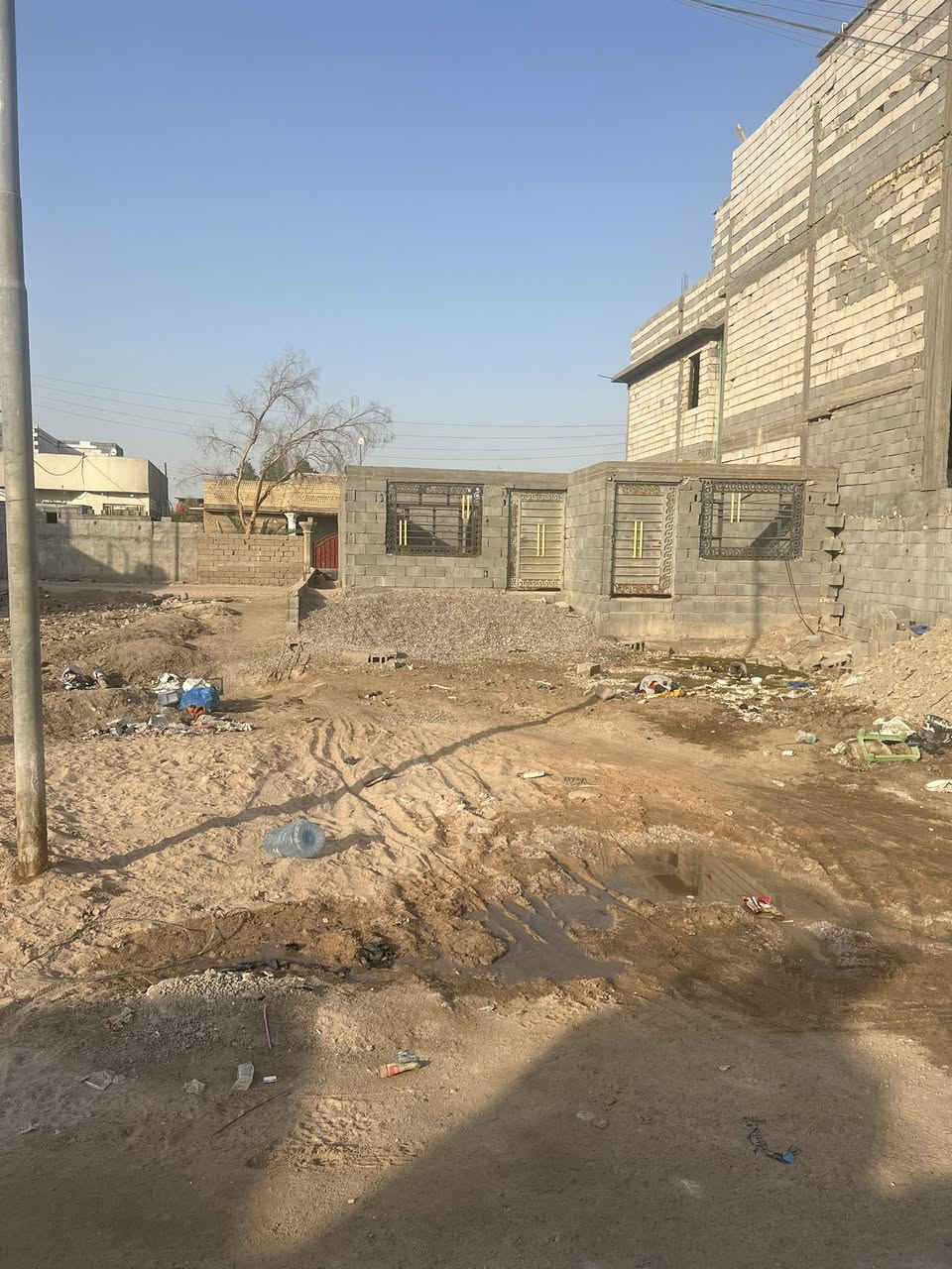 السلام عليكم
للبيع هيكل بناء واصل للسقف مبني بلوك في الصالحية قرب مدرسة الريف الزاهر الفرع المقابل لمجمع الرحمن للملابس عكس جهة شط العرب المساحه ٣٠٠ متر(١٠*٣٠) مساحة البناء ٢٠٠ متر (٢غرفه + هول + استقابل +مطبخ وصحيات)

الطابوا زراعي بأسم مالك عراقي موجود يسوي وكاله 

تبعد ٢٥٠م عن شارع الصالحية الرئيسي وشارع الفرعي مسحة ٨م

يوجد في الشارع كافة الخدمات ماء كهرباء مجاري

للاستفسار الاتصال***********
