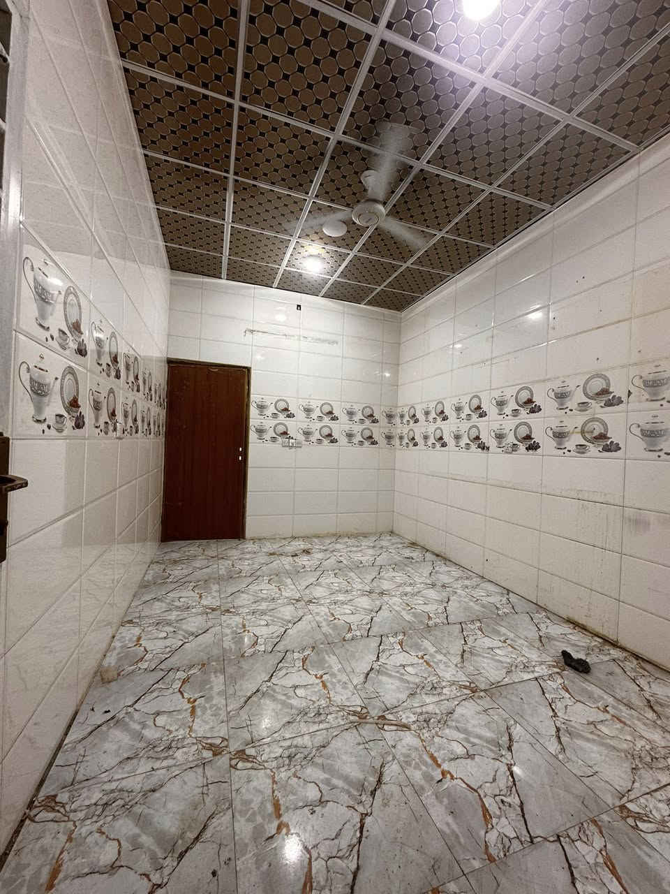 سلام عليكم دار سكن البيع 
ابو الخصيب كوت الحمداني غرب المحكمه 
مكون من غرفتين وصاله ومطبخ وحمام داخلي وخارجي وديوان وكراج واسع 
بناء 🔨 حديث 
وقف اصولي مسجل وكبل يتوحل بسمك 
المساحه 220متر
السعر 53 
استفسار 
***********
