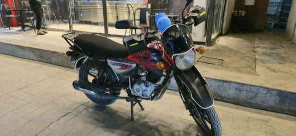 السلام عليكم 
دراجه بوكسر موديل ٢٢ مسجله ٢٠ سنويه و رقم بأسمي تحويل ثاني يوم الدراجه مو مال شغل مال استخدام شخصي روحه و جيه مجفته تجفيت شركه صار ٥ اشهر من جفتتها الله شاهد ما موكفتني جيب فيتر و تعال افحص 
السهر المطلوب 2,000,000 مليونين و بيها مجال 
*********** ما متواجد بالفيس موجود واتساب
