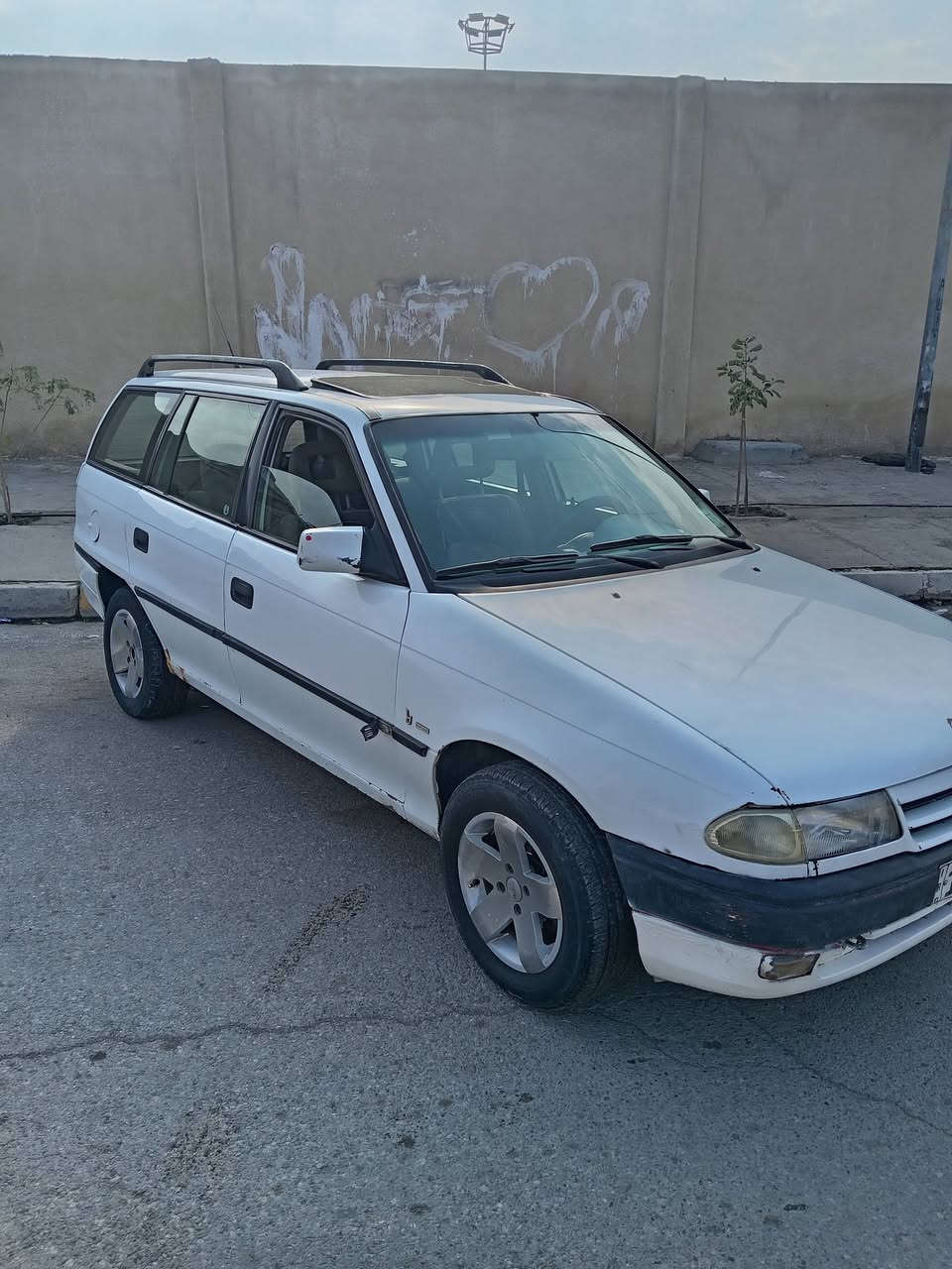 سلام عليكم اوبل استر 1992 بيها سلايت
رقم نينوئ انكليزي جديد بيها كابون بانزين 

مكينة مال كصة شرط كير شرط بدون ضرر بدون صبغ بس دواير + دوسات شرط التحويل سياره بسمي السعر الاتصال على الرقم الموبايل ***********
***********
