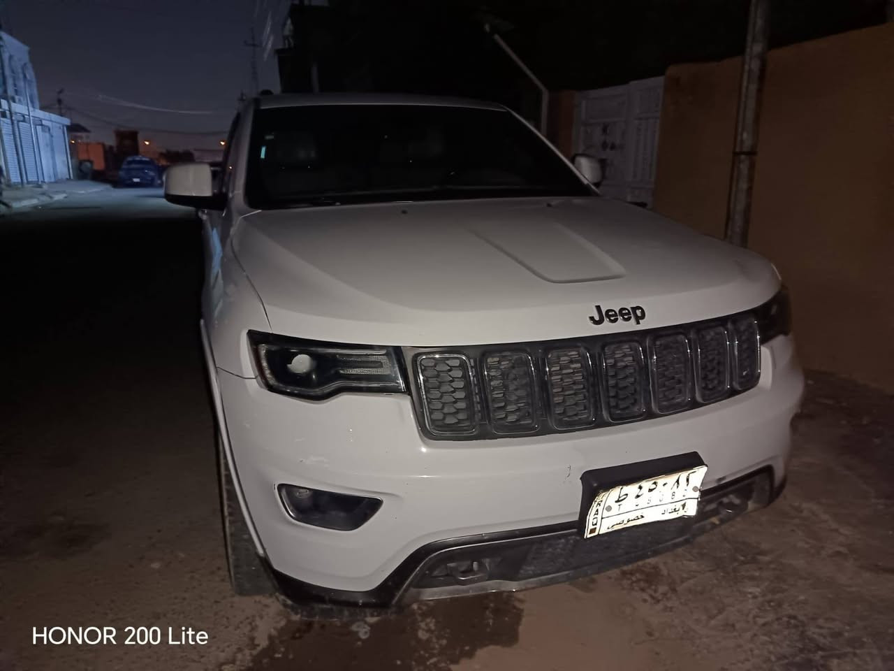 سلام عليكم
جيب ٢٠١٨ كران شيروكي ماشيه ٧٠ ميل 
 الخمسه وعشرين
مواصفات مثل ما موضح بالصوره بصمه فتحه بنوراما حساسات 
اتو بريك  كشنات كهربأي جلد أبيض تدفأ تبريد
ويل كاب يجي بالاوفر لاند
مواصفات خير من الله
وسياره خير من الله بيه هذا الحادث بأمريكا وبارد بالجنطه
الدشبول سستم كامل
اني مكلف بالنشر راعي السياره من اهل بغداد شعله
*********** واتساب
عارضه ٢٤ دولار
