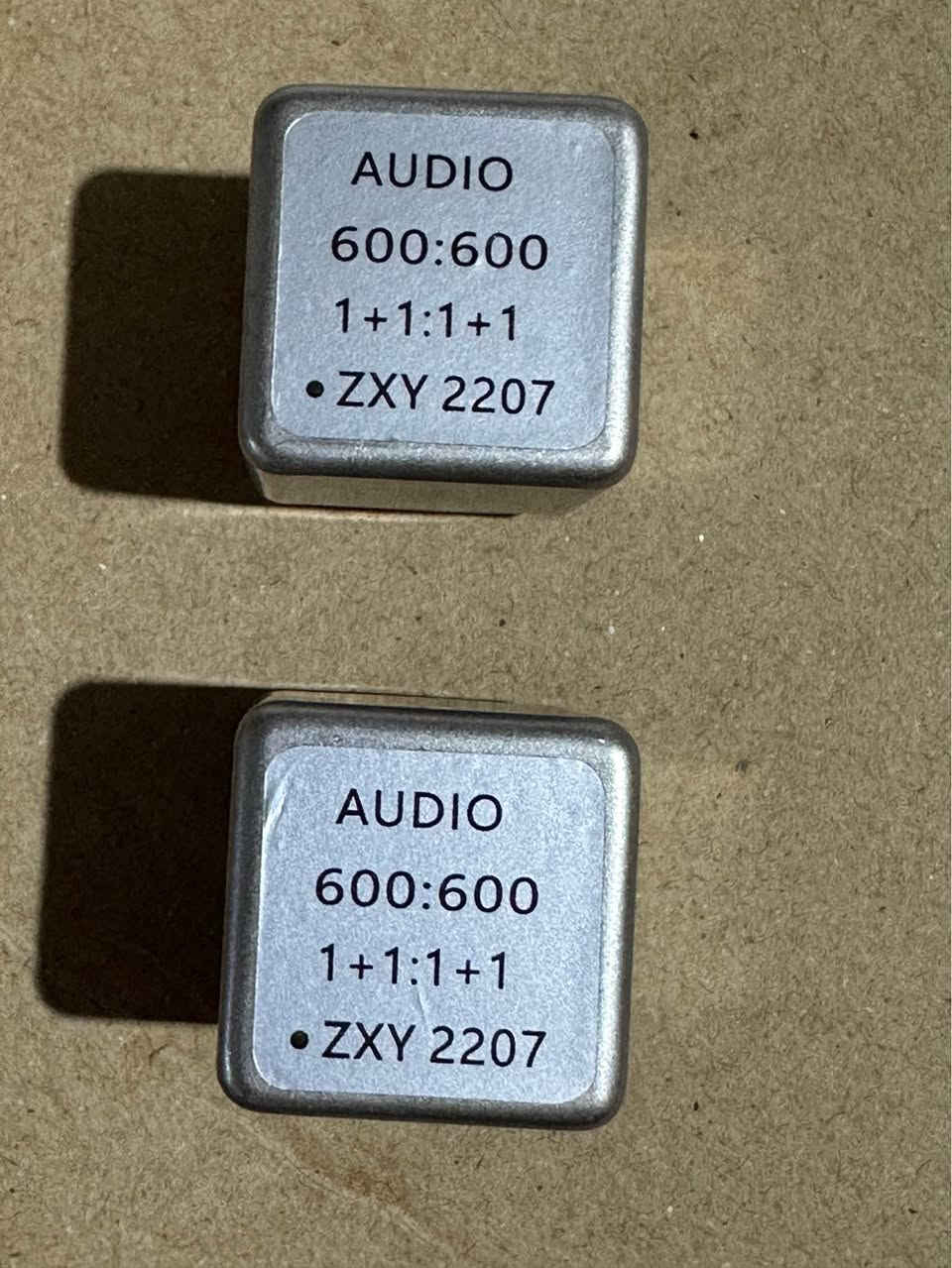 عربي:
قطعتين محول صوت احترافي ZXYAUDIO 600:600 لعزل وتنقية الصوت (Audio Isolator Transformer)
تفاصيل المنتج:
 نوع المنتج: محول صوتي عالي الدقة مصنوع من سبائك النيكل والبيرمالوي (Permalloy).
 الموديل: ZXY 2207
 مقاومة المعاوقة (Impedance): 600:600 أوم بتوزيع 1+1:1+1.
 الاستجابة للتردد: من 20\text{Hz} إلى 20\text{KHz} لتغطية كامل النطاق الصوتي البشري بجودة نقية جداً.
 المميزات:
 كفاءة عالية جداً في التخلص من الضوضاء والأصوات الناتجة عن التداخل الكهربائي والأرضي (Ground Loop Isolator).
 مثالي لأنظمة الصوت المتوازنة (Balanced Audio)، المكبرات (Amplifiers)، الفلاتر، وأجهزة المكسر الاحترافية.
 أطراف توصيل (Pins) قوية ومثالية للتثبيت المباشر على اللوحات الإلكترونية (PCB).

کوردی:
 (2 دانە) ترانسفۆرمەری دەنگی پیشەگەرانە ZXYAUDIO 600:600 بۆ جیاکردنەوە و پاكکردنەوەی دەنگ (Audio Isolator)
وصفێکی گشتی بۆ بەرهەمەکە:
 جۆری بەرهەم: ترانسفۆرمەری دەنگی فریکوێنسی نزم (Permalloy Nickel Alloy Audio Transformer).
 مۆدێل: ZXY 2207
 ڕێژەی ئیمپیدانس (Impedance Ratio): 600:600 (اووم) لەگەڵ پێکبەستنی 1+1:1+1.
 مەودای فریکوێنسی (Frequency Range): 20\text{Hz} - 20\text{KHz} (کە تەواوی مەودای بیستنی مرۆڤ دادەپۆشێت بەبێ تێکچوونی دەنگ).
 تایبەتمەندییەکان:
 دروستکراو لە ماددەی بەهێزی نیکڵ و پێرمالۆی (Permalloy) بۆ ڕێگریکردن لە هەر جۆرە دەنگەدەنگ و نۆیزێکی کارەبایی (High Noise Isolation).
 گونجاوە بۆ هاوسەنگکردنی هێڵەکانی دەنگ (Balanced Audio Systems) و فلتەرکردنی دەنگی ئامێرە مۆسیقییەکان، ئەمپلیفاەرەکان، و میکسەرەکان.
 خاوەن پێپینەکانی توندوتۆڵ بۆ بەستنێکی جێگیر لەسەر بۆردی ئەلیکترۆنی (PCB). السليمانية, العراق


**إذا كنت صاحب هذا الإعلان وتريد حذفه لأي سبب، رجاءا أرسل رسالة إلى الدعم الفني**