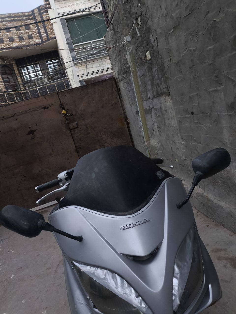 السلام عليكم
فورزة 09 دراجة جاهزة 

مامفتوحة

بصمة +

سايد بريك + امبثري عالي ولايتات زنون 

بريك امامي خلفي دسك 

ستاند كهرباء

رون واحد ونص مكفولة تبخير نضوح حماوة

اوراق موجوده 

واسف ع الاطاله 

مكاني بغداد حي الجهاد

السعر 775 وبيها مجال للشراي اتساهل مو مشكلة اخوان 

شباب رجاءً موضح كلشي مو تراسلني لو تخابرني تسأل من جديد كتبت كلشي حته لتعبون واني بخدمتكم 

*********** واتساب
