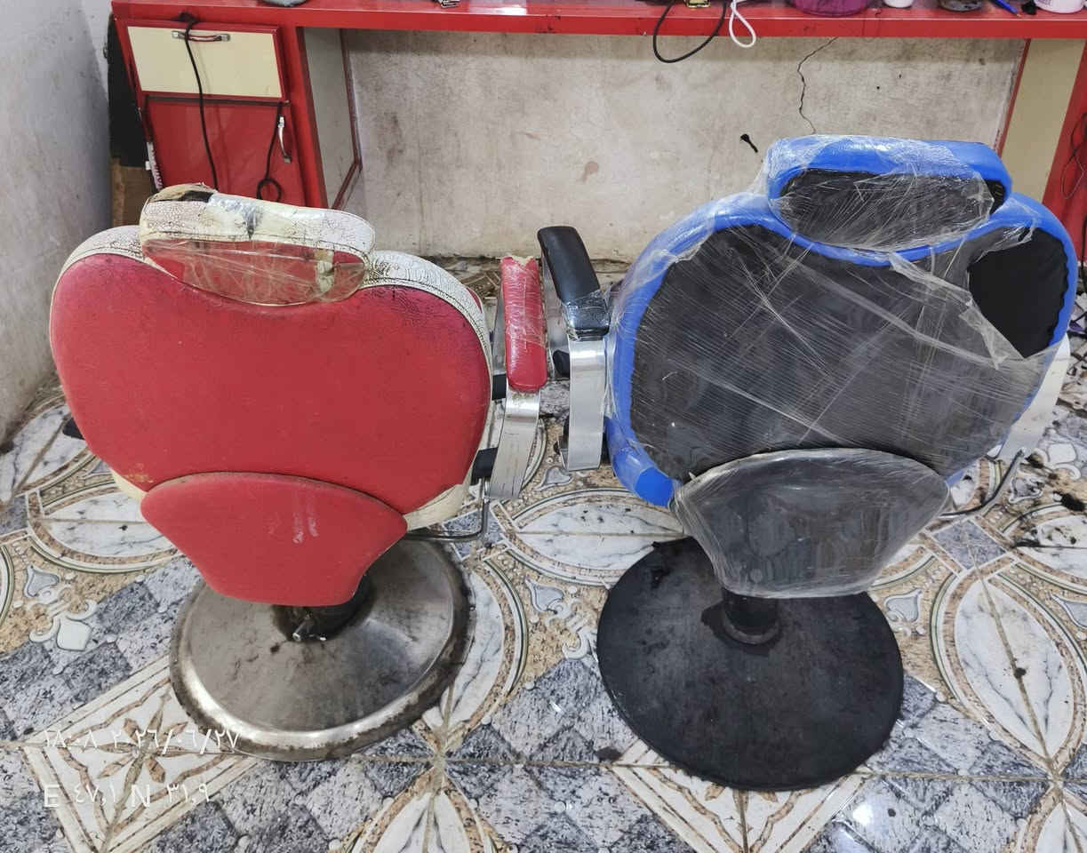 سلام عليكم  غراض حلاقة للبيع الميز والمرايات  مكفولات  والكرسي الاسود جكة ملحوم والكرسي الاحمر عوزة جك وصينية وجام خانة كلهن شلعة ب٣٠٠ وبدون جام خانة ب٢٥٠ قفل بدون عملة  المكان  المجر الكبير  التواصل واتساب ***********

