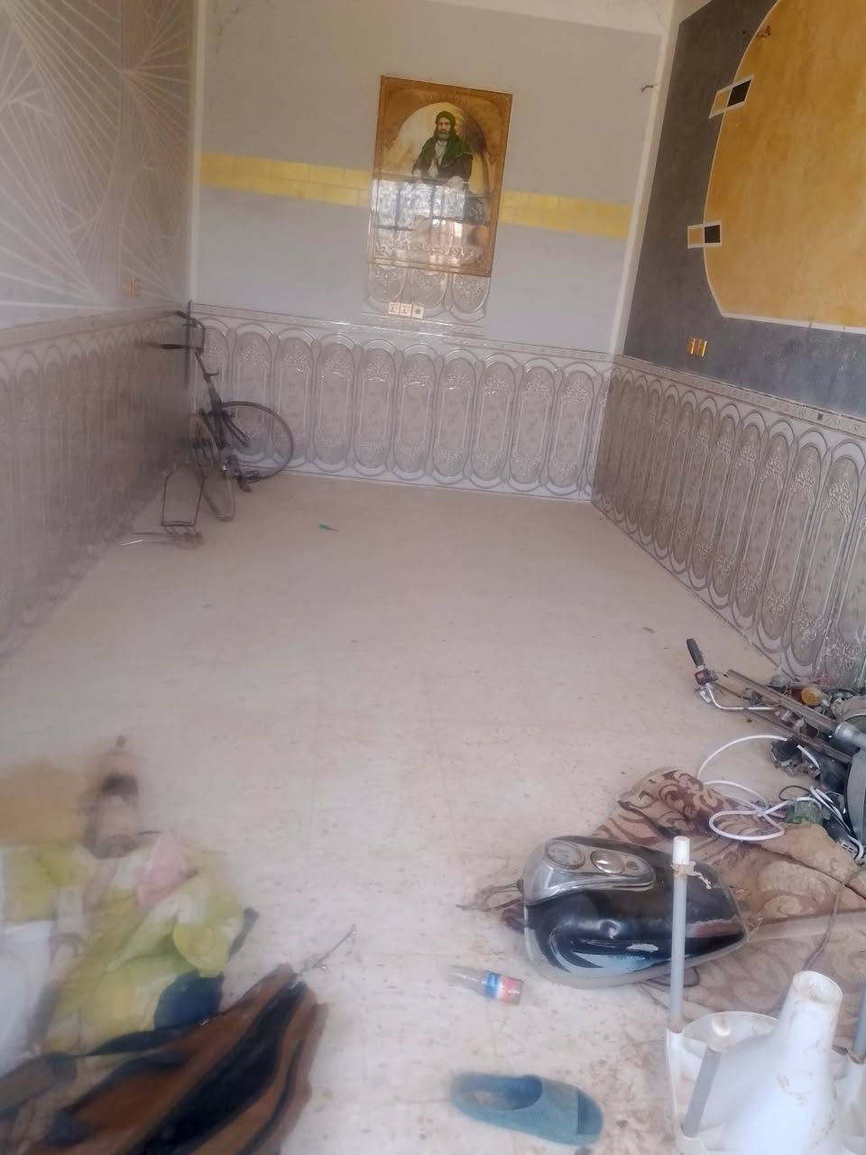 ويرهم مراوس 
السلام عليكم بيت للبيع ابو صريفه مقابل جملت العزوز بيت بنيان حديث عوزه تشطيبات 3 اغرف وهول ومطبخ وبراني وحمامات خارجيه صب كونكريت ورباط ***********
