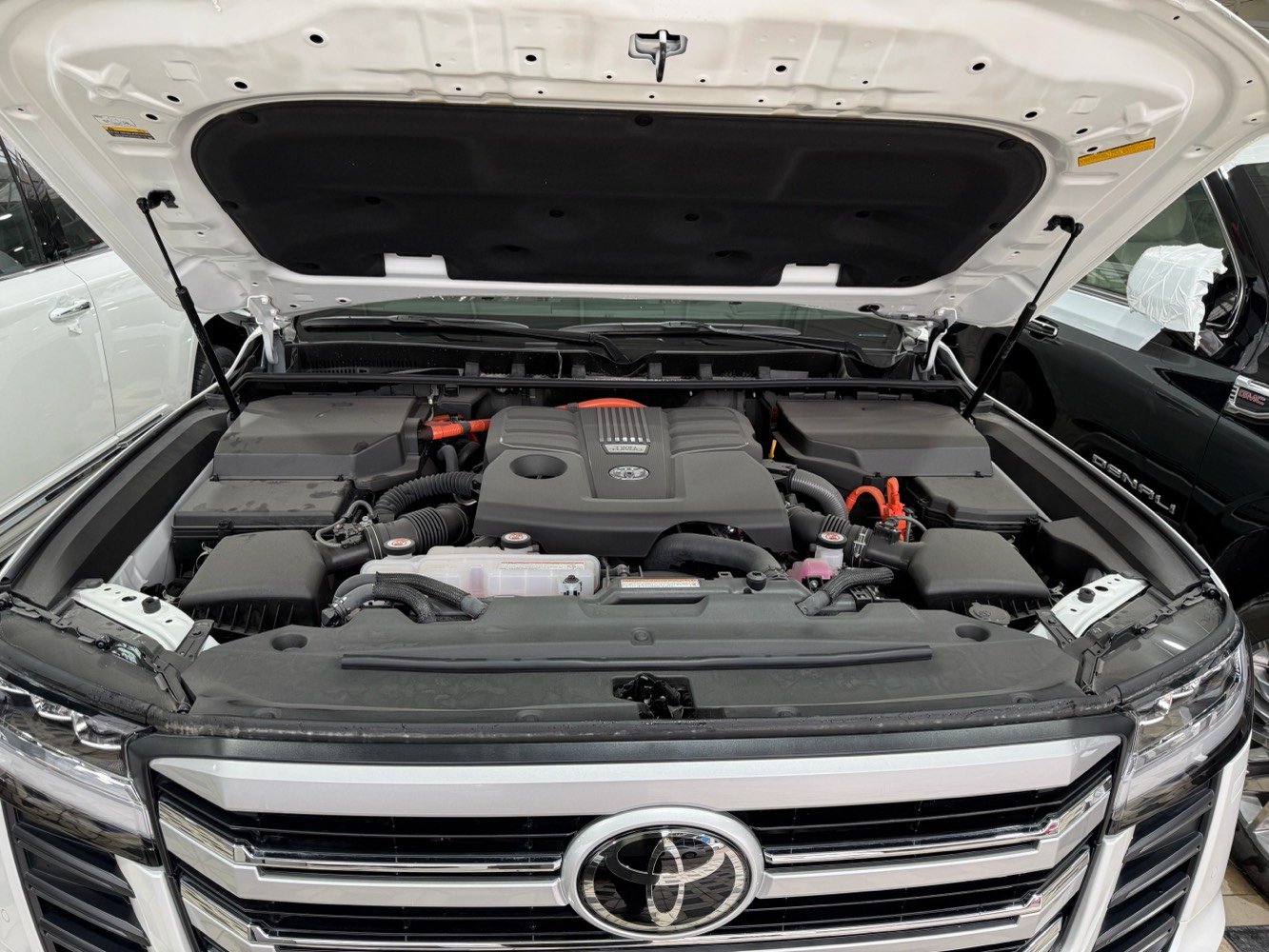 لاندكروزر VXR توين تيربو هايبرد 2025 زيرو مواصفات اللكزز داتا شو عرض على الزجاج ابواب شفط داخل احمر ردارات كامرات حار بارد شاشات 