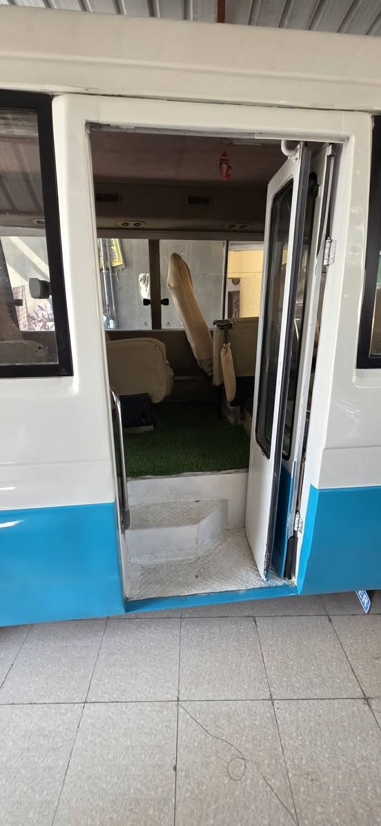 كوستر كومبي للبيع موديل٢٠٠٢ رقم نكليزي  مصفر غرامة وهيئة وضريبة تاخذو صافي سيارة لا نفخ ولا صرف ابيع شرط التحويل السعر ١٠٠ وبي مجال رقم الموبايل *********** مكان ديالى
