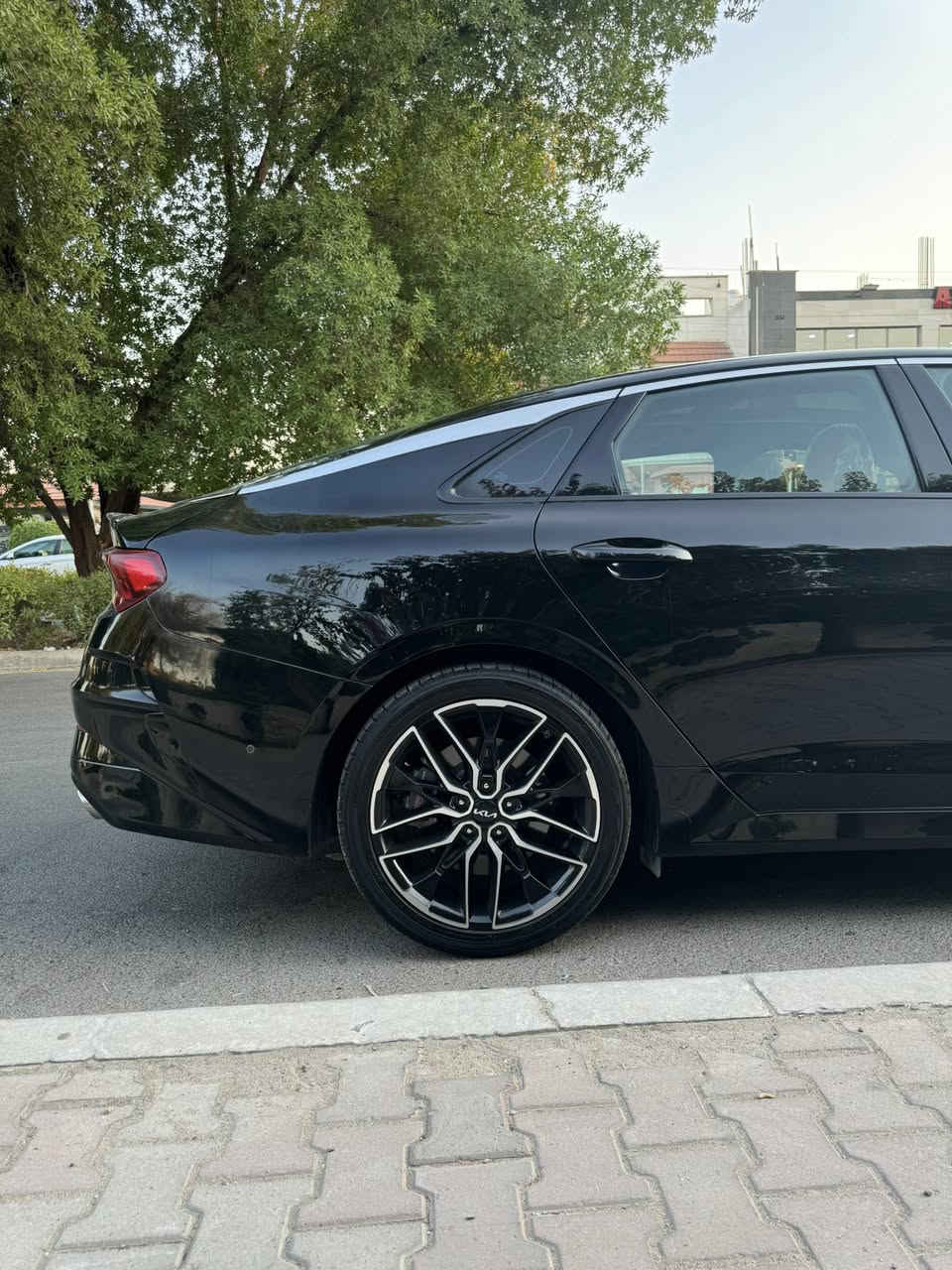 السلام عليكم
كيا K5 GT امريكي موديل 2023 رقم بغداد انكليزي باسمي 
محرك 2500T تربو 293حصان كير  8 نمر دبل كلج dct
السياره ماشيه 43 الف كيلو متر 
سياره جديد فول مواصفات ١/١
والجيتي الفول معروفه مواصفاتها
بانوراما بصمه وتشغيل عن بعد
4 كاميرات
حساسات امامي خلفي
سستم صوت boss
كشنات تدفئه وتبريد 
تدفئه ستيرن
كشن سايق وضعيتين خزن 
مري شفط + قلاب عند الرجوع
شاحن وايرلس 
هاند بريك كهرباء +اوتو هولد
رادارات ٣٦٠ درجه توقف ذاتي امامي خلفي قياده ذاتيه 
تحكم بصوت الاكزوز
اربع وضعيات قياده
 حادثها خلفي بدون ايرباك /نص جاملغ خلفي عكس السايق صبغ وقبق الجنطه مبدل نفس اللون  صور الحادث موجوده
السعر 229$ 
مكان السياره بغداد / القادسيه 
للتواصل ***********
