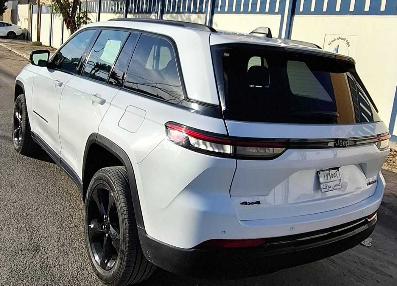 السلام عليكم جيب للبيع موديل 24 ذوي الشهداء مرقمه كامله بغداد سياره بدون***********
