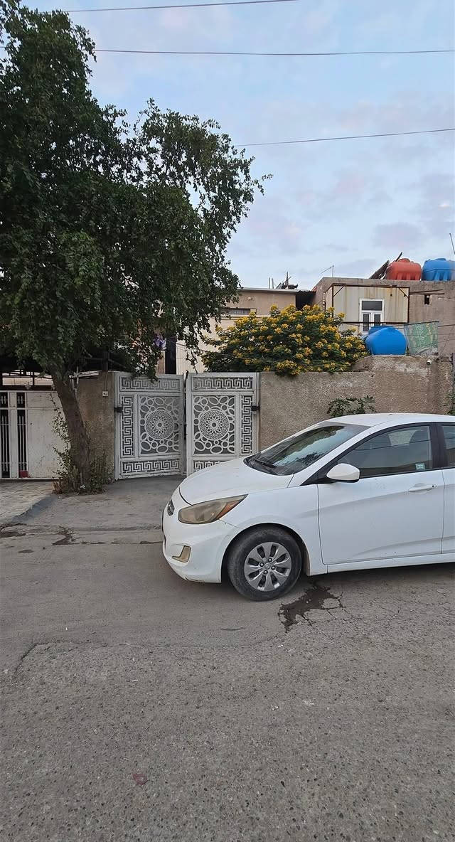 عقار ملك صرف (طابوا) مساحة 227متر بسمي لا ورثه ولا دوخه مكان العقار بغداد الأمين الثانية بالدخواليه على الشارع العام الرقم ***********
