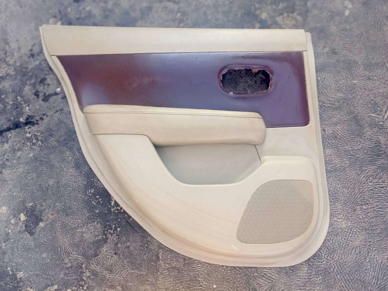 السلام عليكم ابطاين نيسان تيدا كلش نظيفات بس اشويه شك ابمالت السايق السعر 75الف عنوان واسط رقم الهاتف ***********
