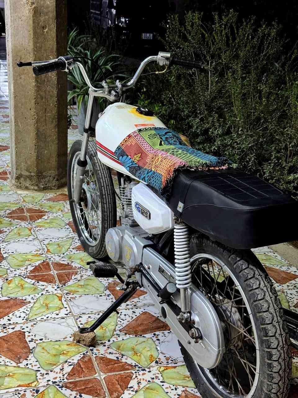 السلام عليكم
دراجة 4 كير للبيع، نظيفة وما بيها أي عيب، بدون أوراق لكن مكفولة من السرقة.
السعر 325 وبيهة مجال للشراي. 
المكان: حلة– عوفي.
للاستفسار: *********** (متواجد واتساب).
