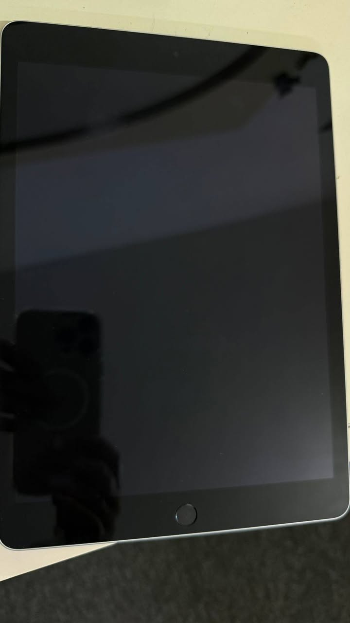 للبيع أيباد ٩ نظيف جدا شرط الشحن والضمان ذاكره ٦٤ كيكا السعر ٣٥٠ مع المجال للتواصل ***********
