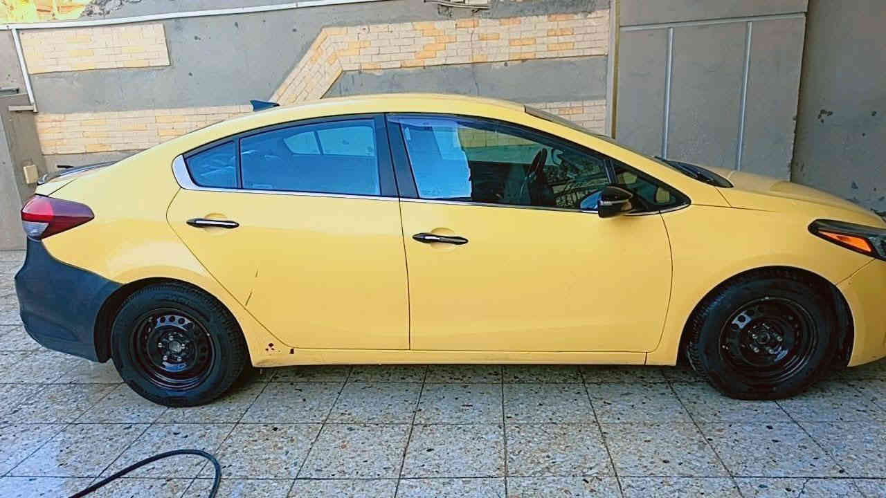 السلام عليكم فورتي 2017 فول مواصفات EX 
السعر 123 وبيها مجال للطيبين
 بصمه 
 مري شفط 
 رادار جانبي 
 تثبيت مسار 
بعد بيها هواي مواصفات همين بغداد اجره حادثه سرقه باب السائق جاملغ باب الصدر سياره نظيفه وحلوه وناعمه ماكينه دوش 2000 كير AT المرغوب بالسوك تخم تاير جديد قبل شهر شاده بها سونار من المندلاوي مرفق بالصور، ملاحظه مكلف بالنشر وهذا رقم صاحب السياره *********** 
العنوان بغداد العبيدي حي الرئاسه قرب شارع البرتقالة بغداد, العراق
