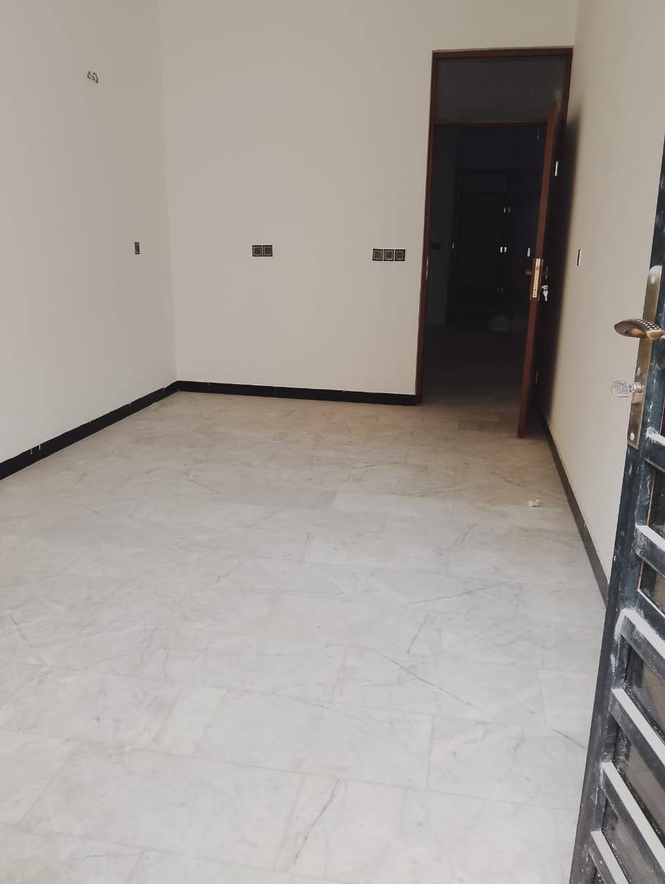 السلام عليكم... مشتمل للبيع منطقه الشعب شارع الاسواق قرب جامعة الأمام الكاظم مساحه 75 واجهه 4.3 م نزال 22م طرمه استقبال خدمات مطبخ 3 غرف نوم بناء حديث تسليم مفتاح  استفسار مكتب الشعب للعقاره اداره ***********
