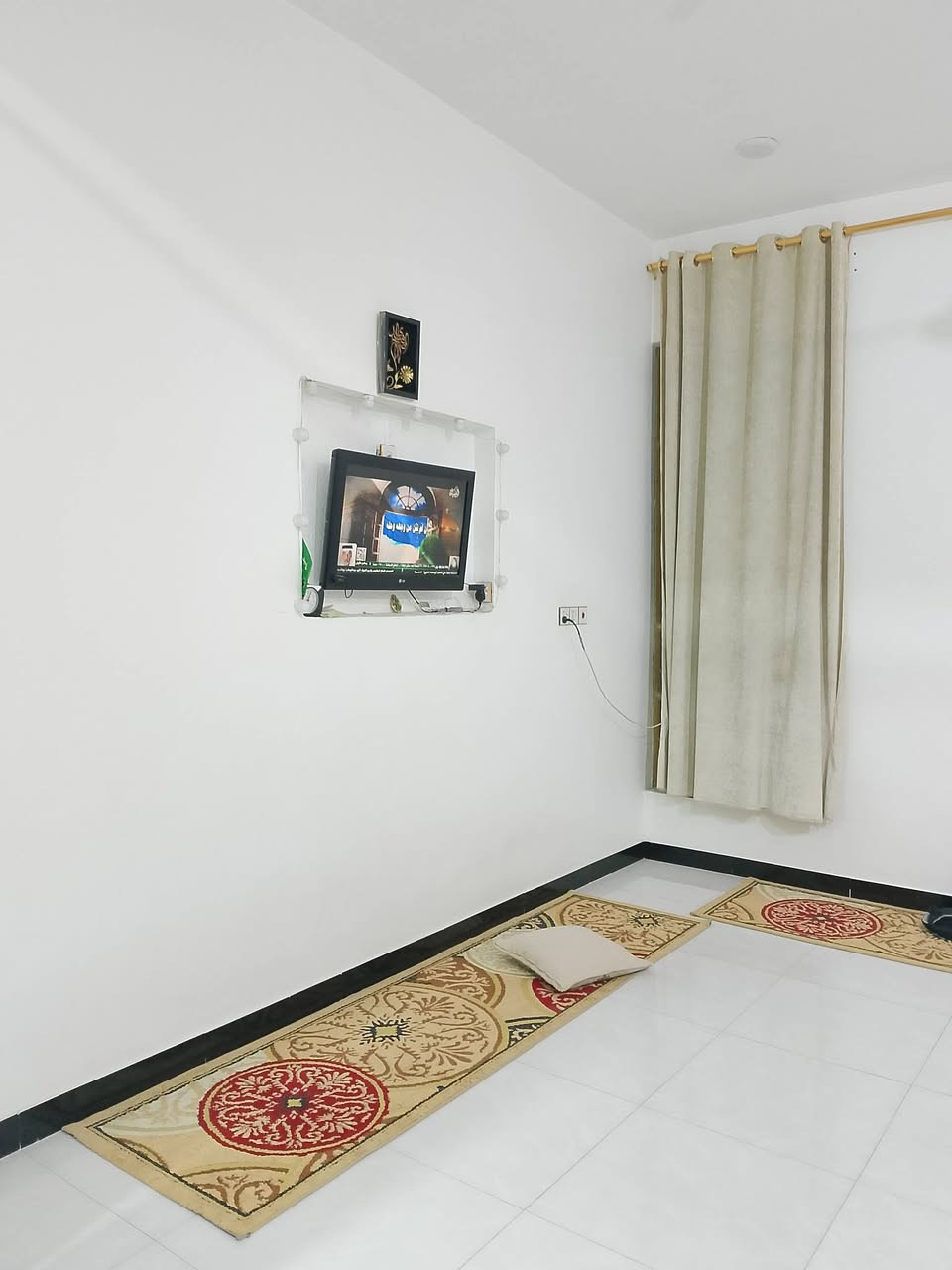 سلام عليكم دار للبيع مساحه 200 متر طابقين يحتوي علئ 4 غرف نوم الموقع طهمازيه شارع مدرسة الهدف كامل خدمات مي مجاري تبليط للاستفسار مراسلة الحساب او تصال علئ رقم ***********
