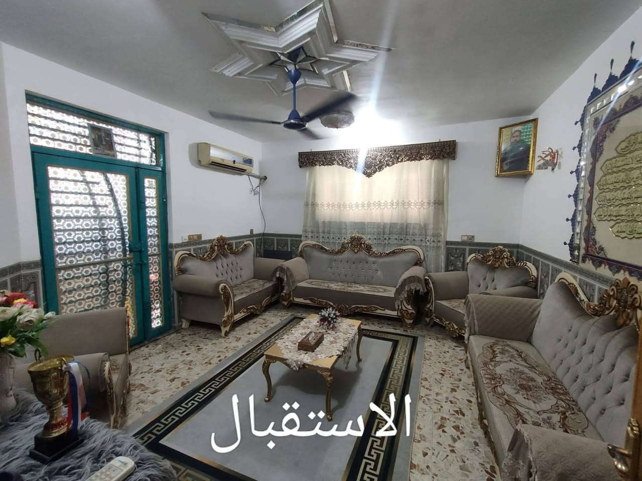بيت للبيع 100 متر مربع طابقين يحتوي على ثلاث غرف وصاله ومطبخ واستقبال وصحيات عدد 2 في كربلاء الچاير فرع صمون البتول قرب السوق يبعد عن الامام واحد كيلو متر السعر 150 وبي مجال للاستفسار ***********
