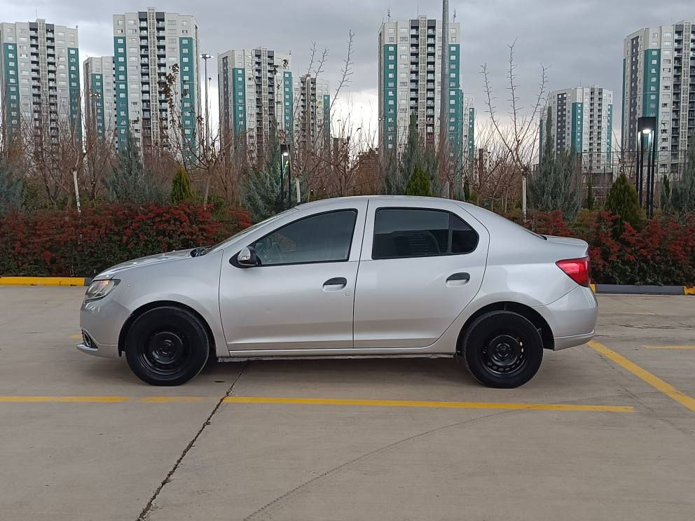 ڕینۆ سمبول 2016.    ***********
مواسەفاتی خلیجی ناو زەرد جام کارەبا 
سوکان فۆلویم  شاشە ئایباد عەسڵی
دینار مەسرەفی تیا نیە نمونەیە لەجوانی 
بێ دەعەم بێ لێدراوی قرچیشی نیە 
خۆم لەسەر گاڵ بونەوە حیزام بۆیاخم کردوە 
واتا سەخفو شان بۆیاخ نیە 
فیدۆیشم بێیە بێش بۆیاخ کە سەیارەکە بێ بۆیاخە بەس لەسەر گاڵ بونەوە بویاخم کردوە 
سەخفیشی زۆرجوانە جونکە لەزکەی بیوە بوە زور کەم گاڵ بوتەوە هەستی بێ ناکریت 
گێڕو مەکینەی بەشەرت برخوی بانەدراوە 
تاقم بێشی تازەیە جرکەی تیانیە 
ناو نیشان سلیمانی گەڕەکی ڕاپەڕین 

*********** السليمانية, العراق
