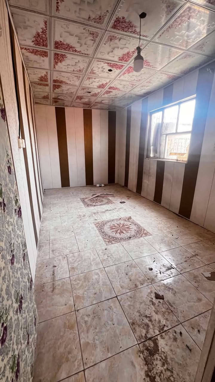السلام عليكم 
دار للبيع
عنوان البيت حله نزله العيد فرع الكافتريه المنطقه تبليط ومجاري وجاهزه من كلشي  مساحته ١٠٠ متر مربع 
البناء طابقين 
الطابق الاول 
مطبخ+ هول+ صاله + مجمع صحي 
الطابق الثاني 
غرفتين + هول 
للاستفسار ***********
