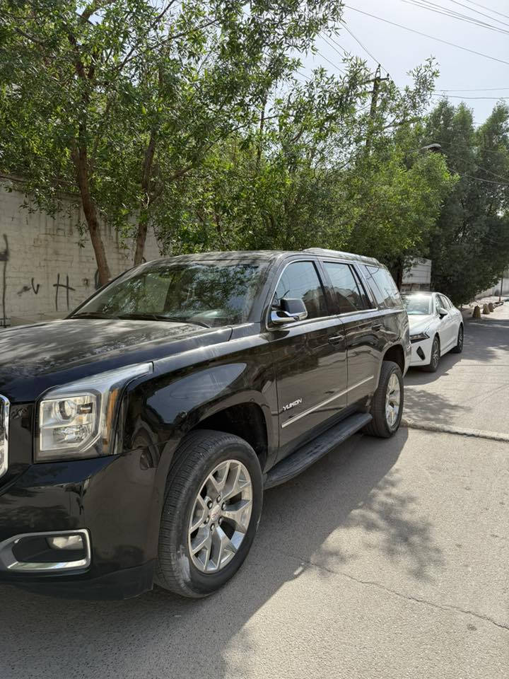 جمسي يوكن ١٧ سياره حلوه جديده بيها صبغ بخشم البنيد ع كد شبر و جوه الدوسه مال الي بصف السايق ع كد شبرين ماشيه تقريبن ١٧٠ الف جديده حلوه ***********
