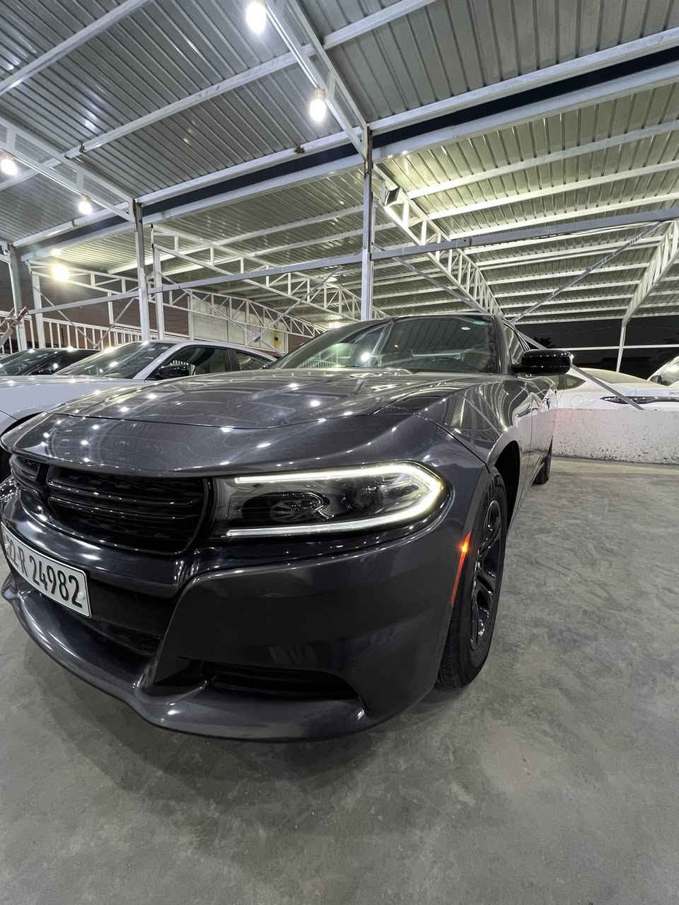 تشارجر SXT 2023 فئة الدخول العملية من السيارة الرياضية الشهيرة، وتجمع بين الأداء الاقتصادي والمساحة العائلية. تأتي بمحرك V6 سعة 3.6 لتر يولد 292 حصاناً، وتتميز بناقل حركة أوتوماتيكي من 8 سرعات، ونظام دفع خلفي المواصفات الفنية والأداءالمحرك: 6 سلندر (V6) بسعة 3.6 لتر.القوة: 292 حصاناً.عزم الدوران: 353 نيوتن متر.ناقل الحركة: أوتوماتيكي من 8 سرعات (TorqueFlite).نظام الدفع: دفع خلفي (RWD).التسارع: تنطلق من 0 إلى 100 كم/س في غضون 6.4 ثانية.استهلاك الوقود: اقتصادي نسبياً، حيث تستهلك حوالي 12.38 لتراً لكل 100 كم داخل المدينة، وتصل إلى ما يقارب 7.8 لتر لكل 100 كم على الطرقات السريعة شاشة المعلومات والترفيه: شاشة لمس قياس 7 بوصات أو 8.4 بوصات تدعم تطبيقات أبل كاربلاي (Apple CarPlay) وأندرويد أوتو (Android Auto).نظام الصوت: نظام قياسي مكون من 6 مكبرات صوت مع إمكانية الترقية لنظام Alpine الفاخر.الراحة والتكييف: نظام تكييف هواء أوتوماتيكي ثنائي المنطقة مع فتحات تهوية للمقاعد الخلفية.المقاعد: مقاعد قماشية عالية الجودة مع إمكانية التعديل الكهربائي لمقعد السائق، وتتوفر فئات أخرى بمقاعد جلدية.السلامة وأنظمة المساعدة: نظام تثبيت السرعة، كاميرا للرؤية الخلفية مع حساسات، نظام مراقبة ضغط الإطارات، ومساعد صعود المرتفعات.التشغيل: نظام الدخول الذكي (بصمة) مع تشغيل المحرك عن بُعد.

ملاحظه سياره حادثه بنيد جملغ بنيد 
ماشيه 54ميل سعره 250
رقمي *********** 

***********
