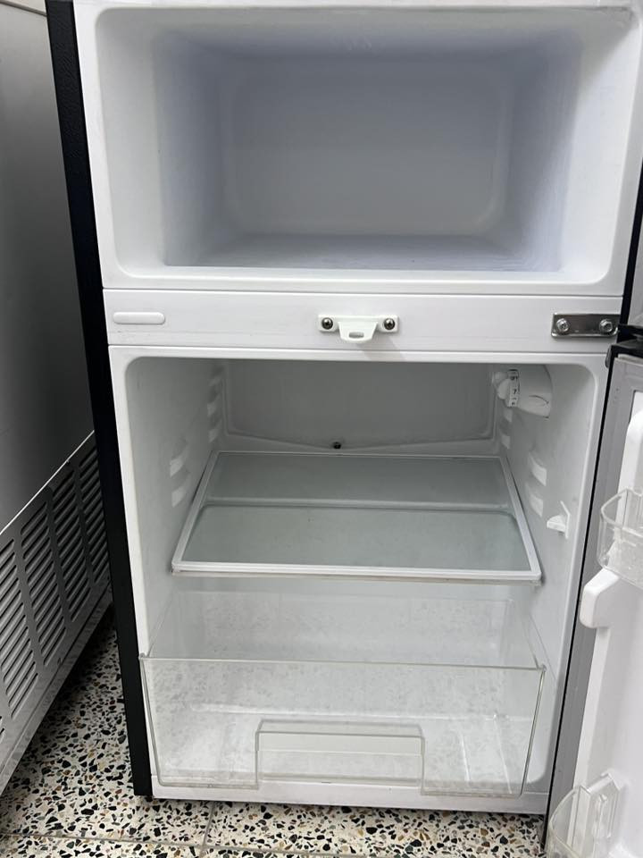 ثلاجة للبيع للاستفسار ***********
