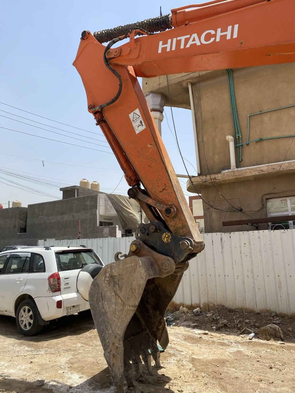 سلام عليكم للبيع حفاره زت ثري حجم 200موديل 13 معلايه 19 مو زلزاليه مسسه كماشه وكامله رقم بغداد انكليزي ومكفوله من الفتح والصبغ ***********
