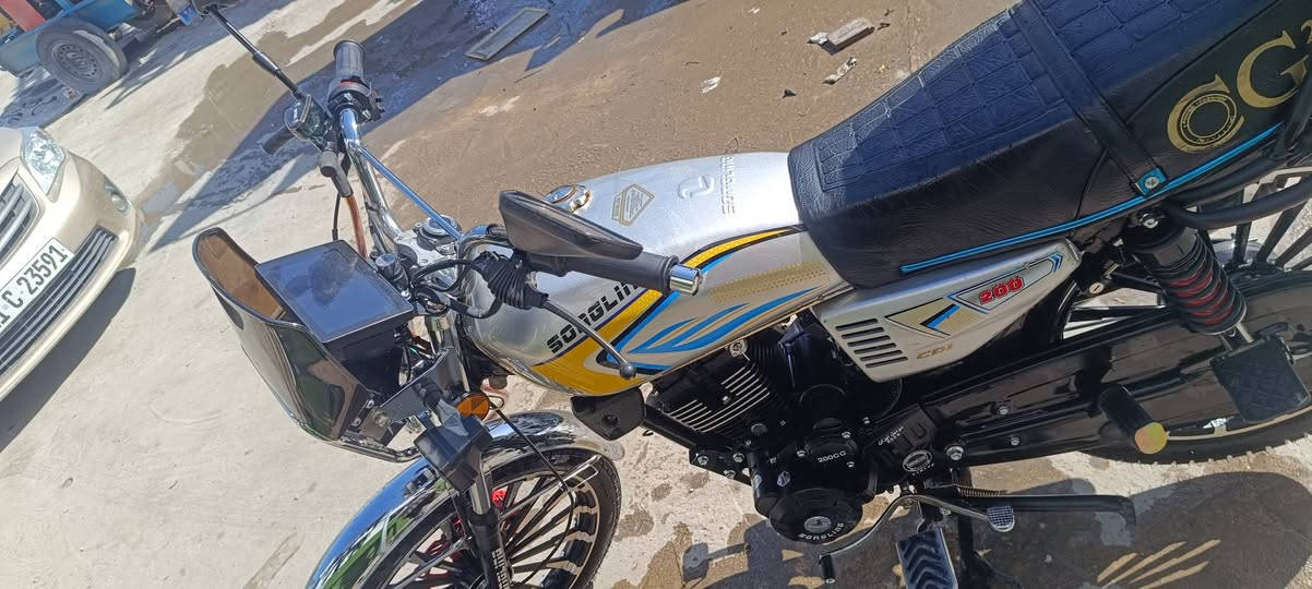 السلام عليكم
سيفان موديل 26 للبيع 
المحرك 200
حالتها كدامك بالصورة 
كلشي شغال بيها 
ينرادلها باتري (الباتري نص عمر)
اذا تشغلها هندر الصبح
تمشيك بقية النهار كله تشتغل سلف 
اوراقها موجودة (مكاتبة+ورقة معرض)
بس مو كمرك
وياها بصمة عدد 2 وسويج عدد 2
السعر 900 بدون الصندوك وبيه مجال بسيط
للاستفسار *********** بغداد, العراق
