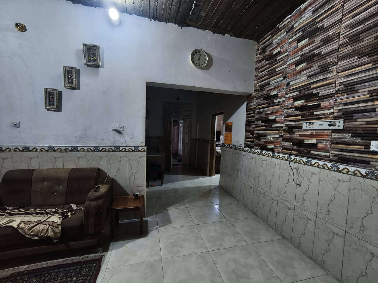 بيت للبيع 
مساحة البناء 200متر
المساحة الكلية  اكثر من 700متر 
البيت 
غرفتين صالة استقبال مطبخ 
حمام داخلي حمام خارجي
المكان حي طارق 
رقم صاحب الدار 
‏‪***********‬‏
