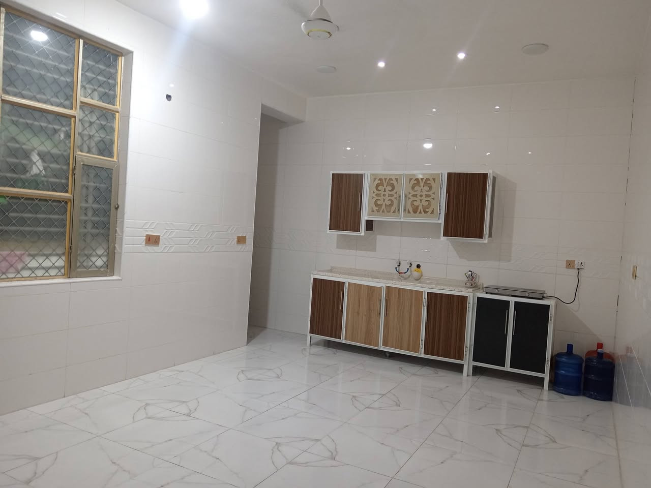 بيت للبيع المساحه٢٥٠م المكان حي الجوادين يحتوي على غرفتين نوم وصاله كبيره و مطبخ و استقبال وحمامات داخليه وخارجيه الاستفسار الاتصال على الرقم ***********
