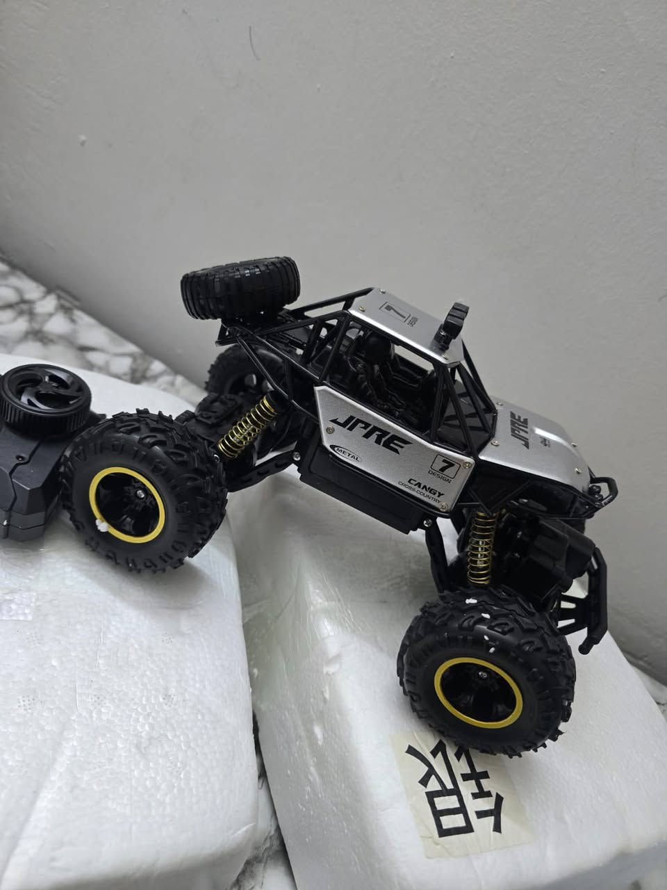 هذه السيارة هي لعبة "Rock Crawler" تعمل بالتحكم عن بعد، وعادة ما تأتي بمقياس 1:16 أو 1:18.تتميز بهيكل معدني (Alloy) ونظام دفع رباعي (4WD) للطرق الوعرة.تعمل بتردد تحكم 2.4 جيجاهرتز وتأتي مع بطارية قابلة للشحن.


**إذا كنت صاحب هذا الإعلان وتريد حذفه لأي سبب، رجاءا أرسل رسالة إلى الدعم الفني**